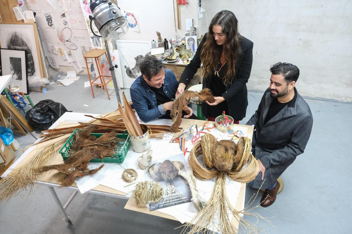 Los tres artistas en el taller de Susana Guerrero con la figura de la Dama hecha con palmeras