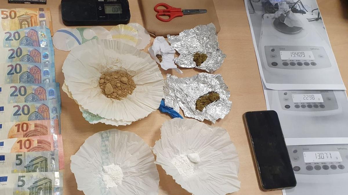 Sustancias y dinero que la Policía encontró en el garito abandonado del Barrio del Progreso.