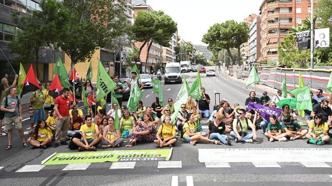 Protesta de profesores catalanes frente a la Conselleria d'Educació