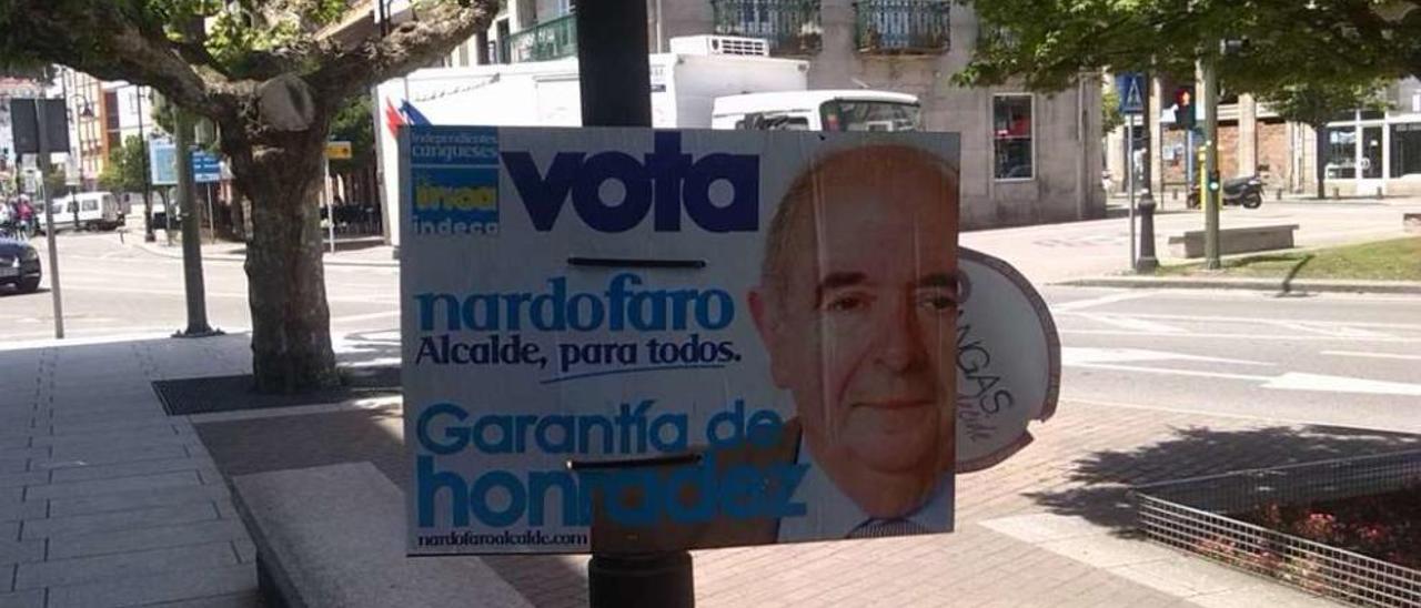 Cartel electoral de Nardo Faro que, en su reverso, tiene adosada propaganda de Cangas Decide.