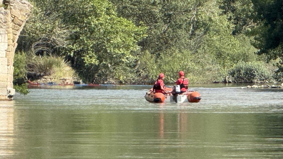 Una barca dels submarinistes dels Bombers al riu Segre, a Camarasa.