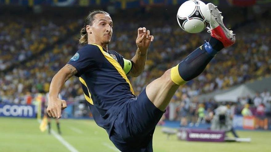 Ibrahimovic trata de controlar un balón ante Ucrania.