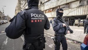 Gran operativo de los Mossos en la Mina para arrestar a los involucrados en un tiroteo de febrero