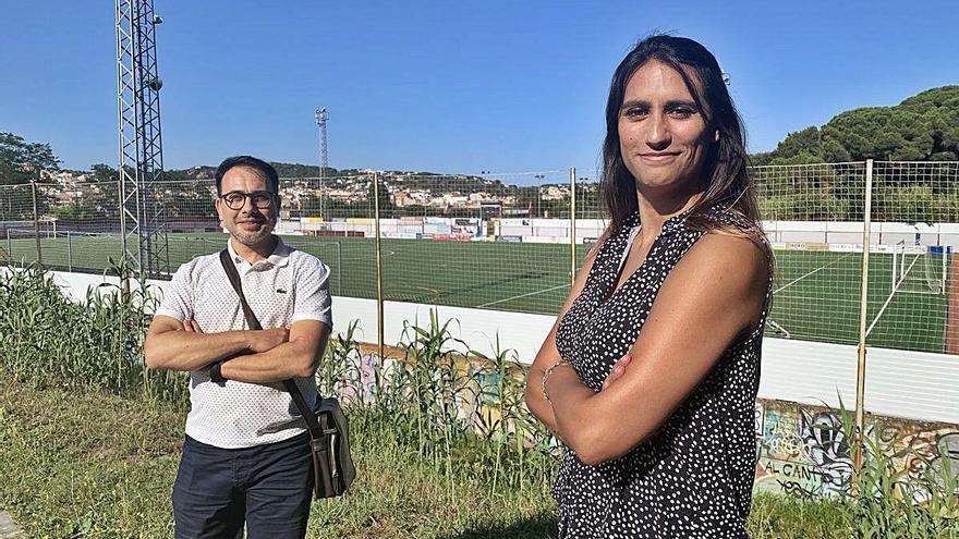 Joan Serra i Laia Bodro, al camp de futbol Mascanada &#039;Josep Suñer i Arxer&#039;.