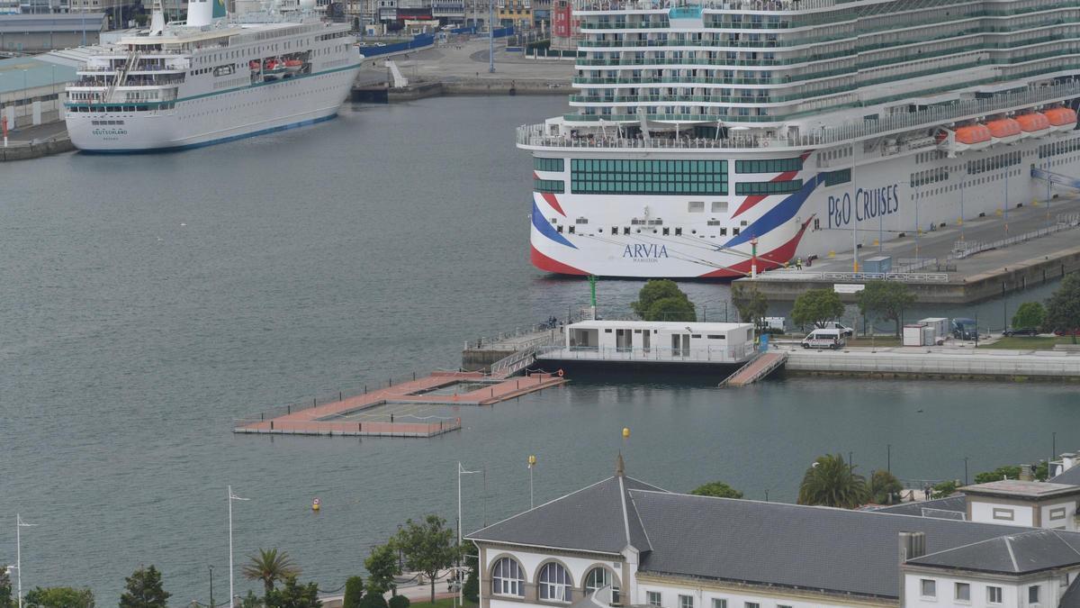 Dos cruceros en una escala múltiple en los muelles de A Coruña.