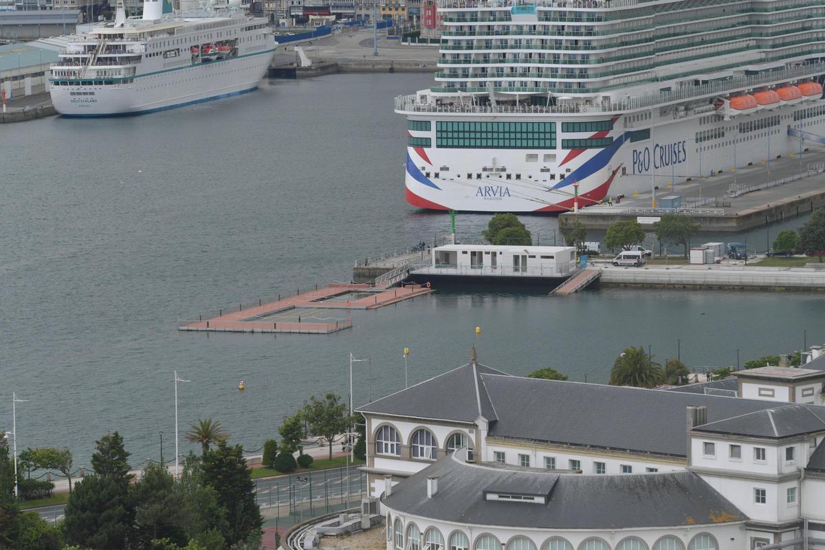 Los cuatro cruceros vistos desde distintos puntos de A Coruña