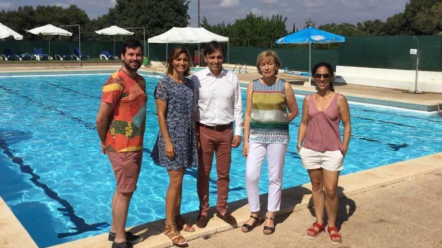 Responsables del Consell y del Ajuntament de Llubí ante la piscina.