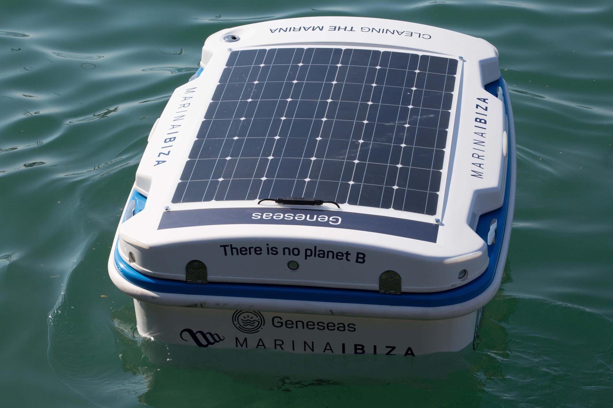 El ‘Geneseas’, un robot pionero en España limpia las aguas de la Marina Ibiza