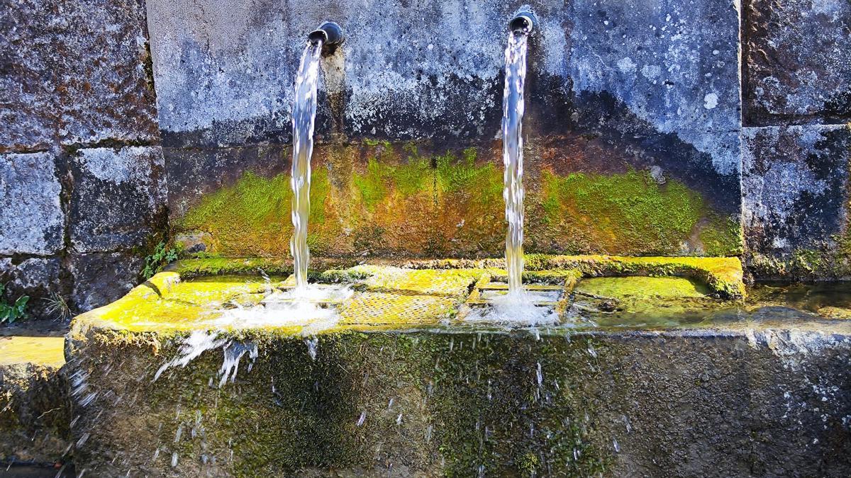 Peregrinos del agua en la fuente de Agüera: así es el manantial de Grado que cumple 130 años