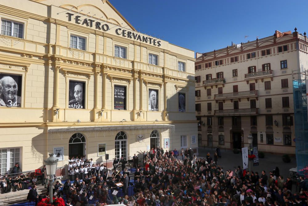 Mil niños de la Fundación Victoria, la Banda Municipal de Málaga y la Escolanía del Corpus Christi ofrecen un concierto navideño frente al teatro malagueño.