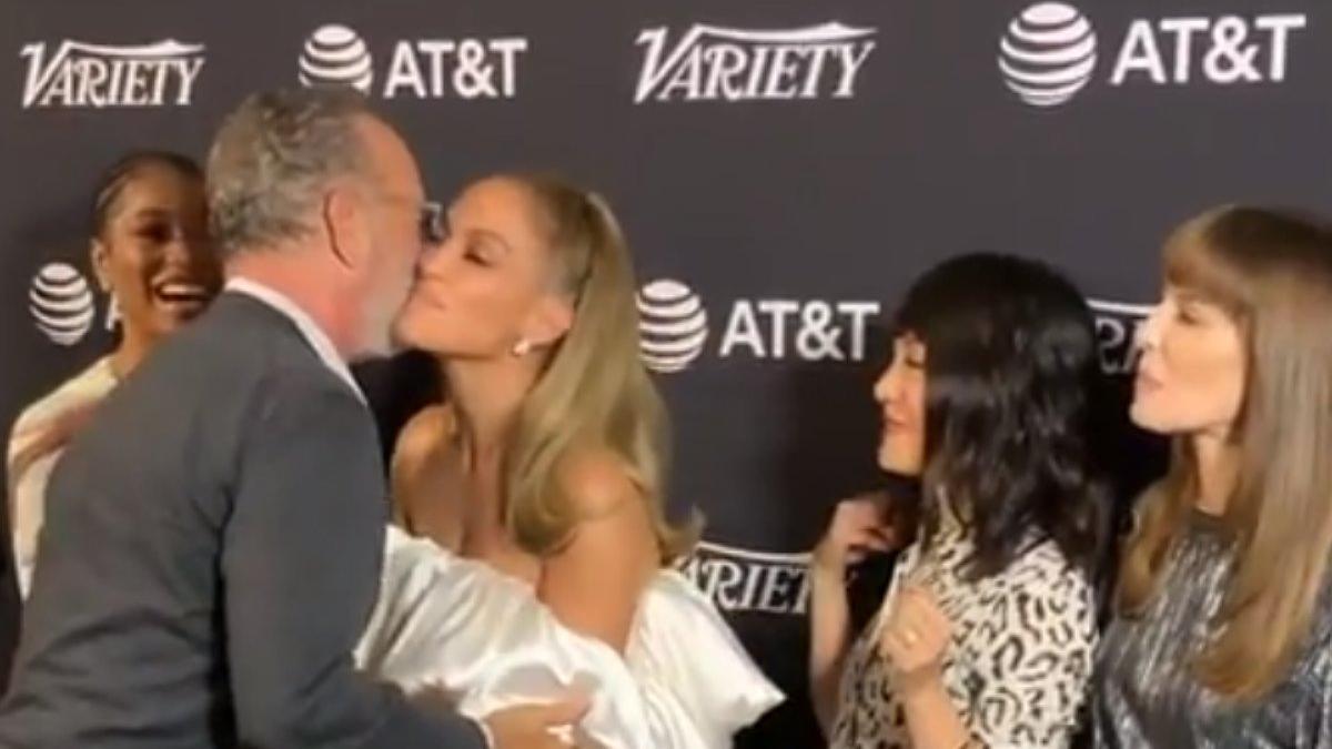 Momento en que Tom Hanks besa a JLo en el festival de Toronto.