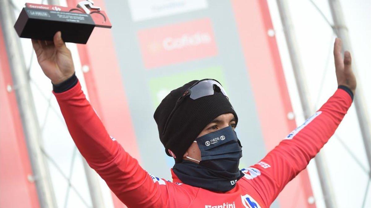 Carapaz, el actual líder de la Vuelta, en el podio luciendo el maillot rojo