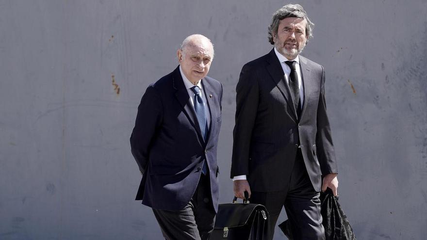 El exministro Fernández Díaz y su 'número dos' imitan la estrategia de Ábalos y Koldo de acusar a los agentes de 'manipular' pruebas en su contra