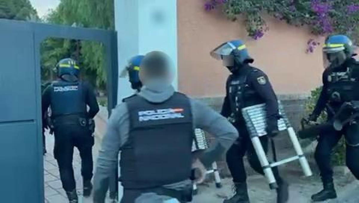 La Policía se dispone a realizar la entrada y registro de uno de los dos domicilios inspeccionados en Alicante.