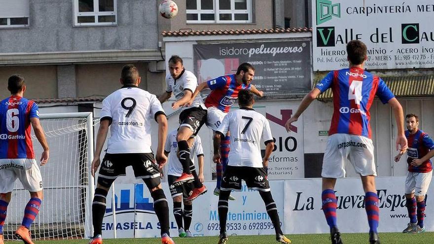 Yosu Camporro lucha con Adrián Llano por un balón de cabeza en el Caudal-Leioa de la primera vuelta.