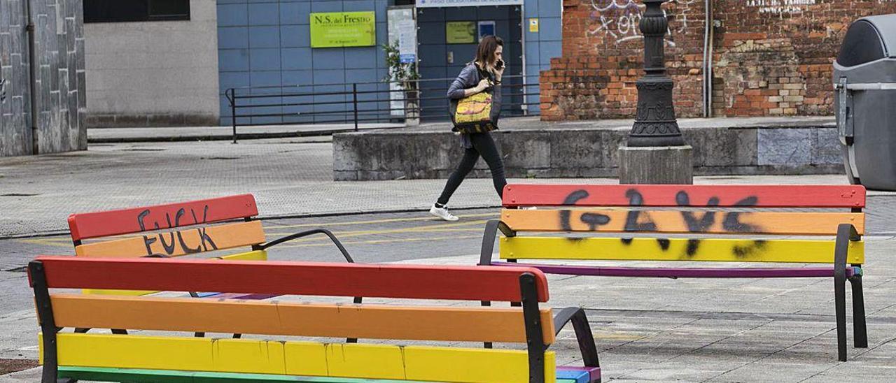 Las pintadas aparecidas en los bancos arcoíris de La Felguera.