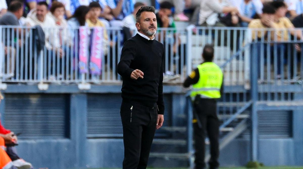 Iván Amia da instrucciones en el encuentro contra el Málaga.