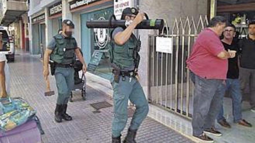 Die Guardia Civil am Tag der Festnahmen. Der Hauptverdächtige war schon über alle Berge.