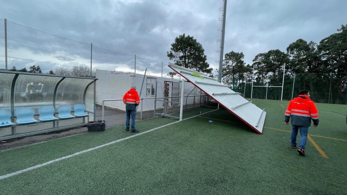 El viento arrancó la cubierta de los nuevos vestuarios del campo de fútbol de Bamio.