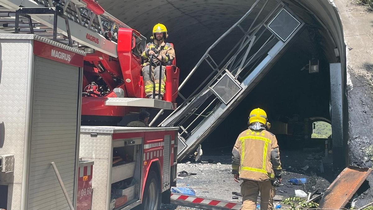 Los Bombers de la Generalitat en el túnel de la C-32 donde se ha accidentado el autobús