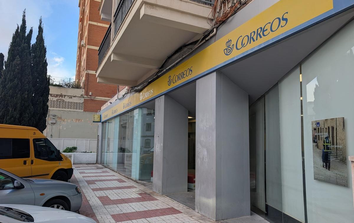 La oficina de Correos de Héroes de Sostoa junto a la avenida de la Paloma, que ha reabierto tras las tareas de desratización.