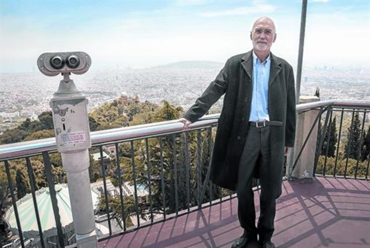 L’urbanista Carreras, davant d’una panoràmica de l’àrea metropolitana. L’urbanista Carreras, davant d’una panoràmica de l’àrea metropolitana.