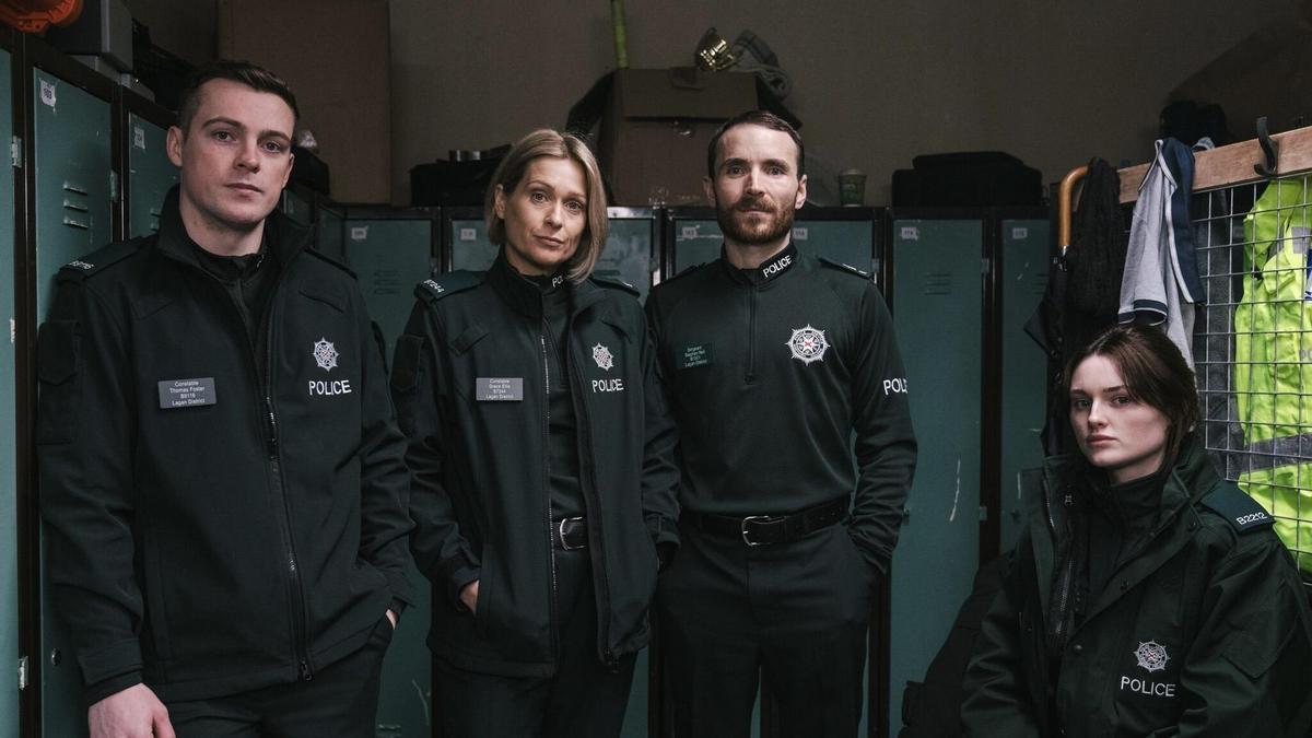 Nathan Braniff (Tommy), Siân Brooke (Grace), Martin McCann (Stevie) i Katherine Devlin (Annie) en la nova imatge promocional de "Blue lights'"