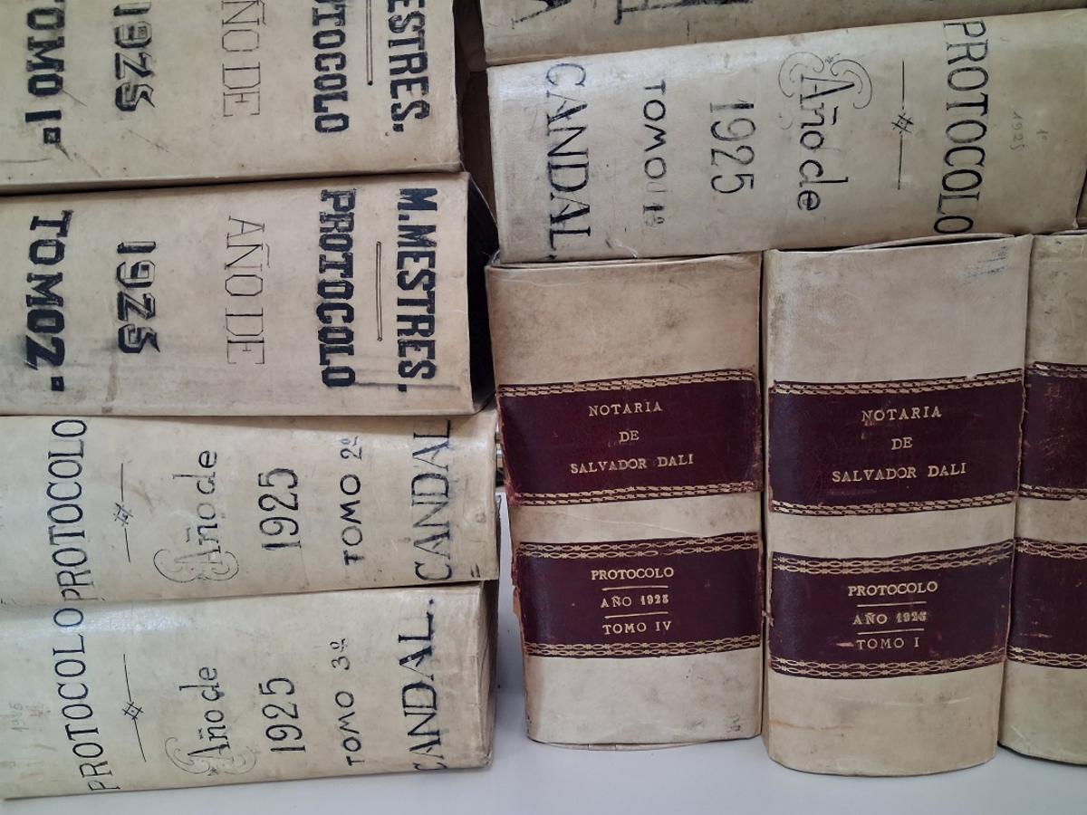 Alguns dels volums de protocols dels despatxos notarials de Figueres que es custodien a l'Arxiu Comarcal.