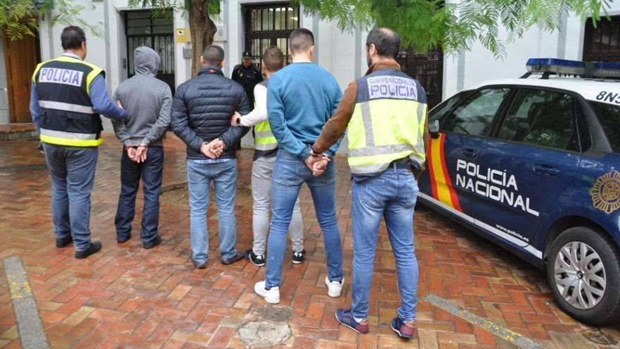 Detenidos tres hombres por agredir y robar con violencia a un joven en Almendralejo