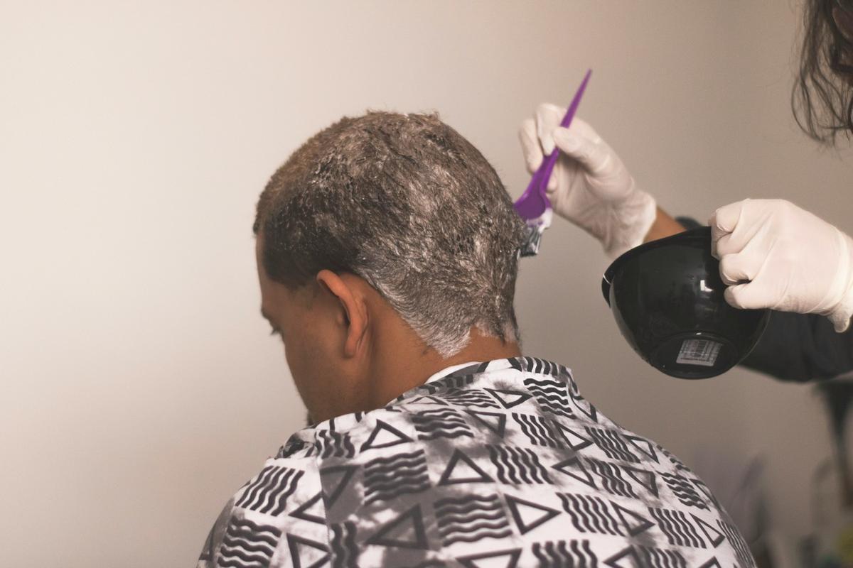 Imagen de uno de los pasos en el proceso de teñirse el pelo en una peluquería.