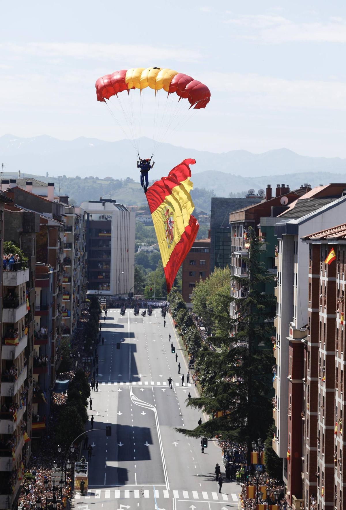 EN IMÁGENES: Así fue el multitudinario desfile en Oviedo por el Día de las Fuerzas Armadas