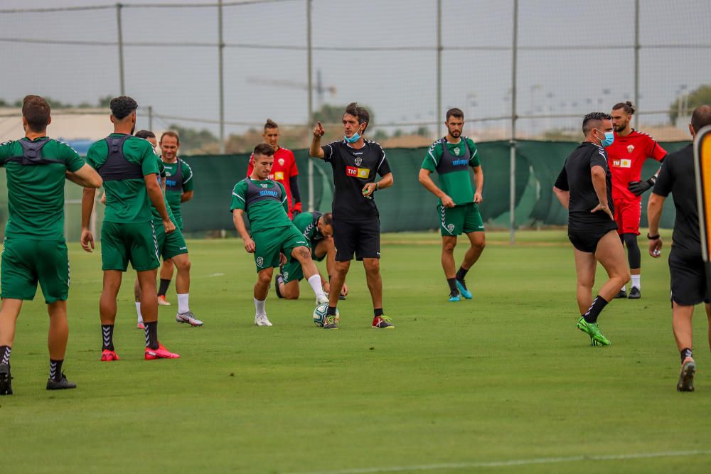 Se trata de su primer entrenamiento en este complejo deportivo para preparar el partido de mañana (22.00) en el Martínez Valero frente al Real Zaragoza.