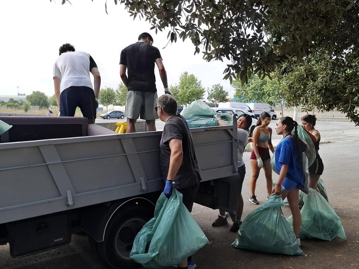 Las imágenes de la jornada de limpieza en el torrente de Almadrà