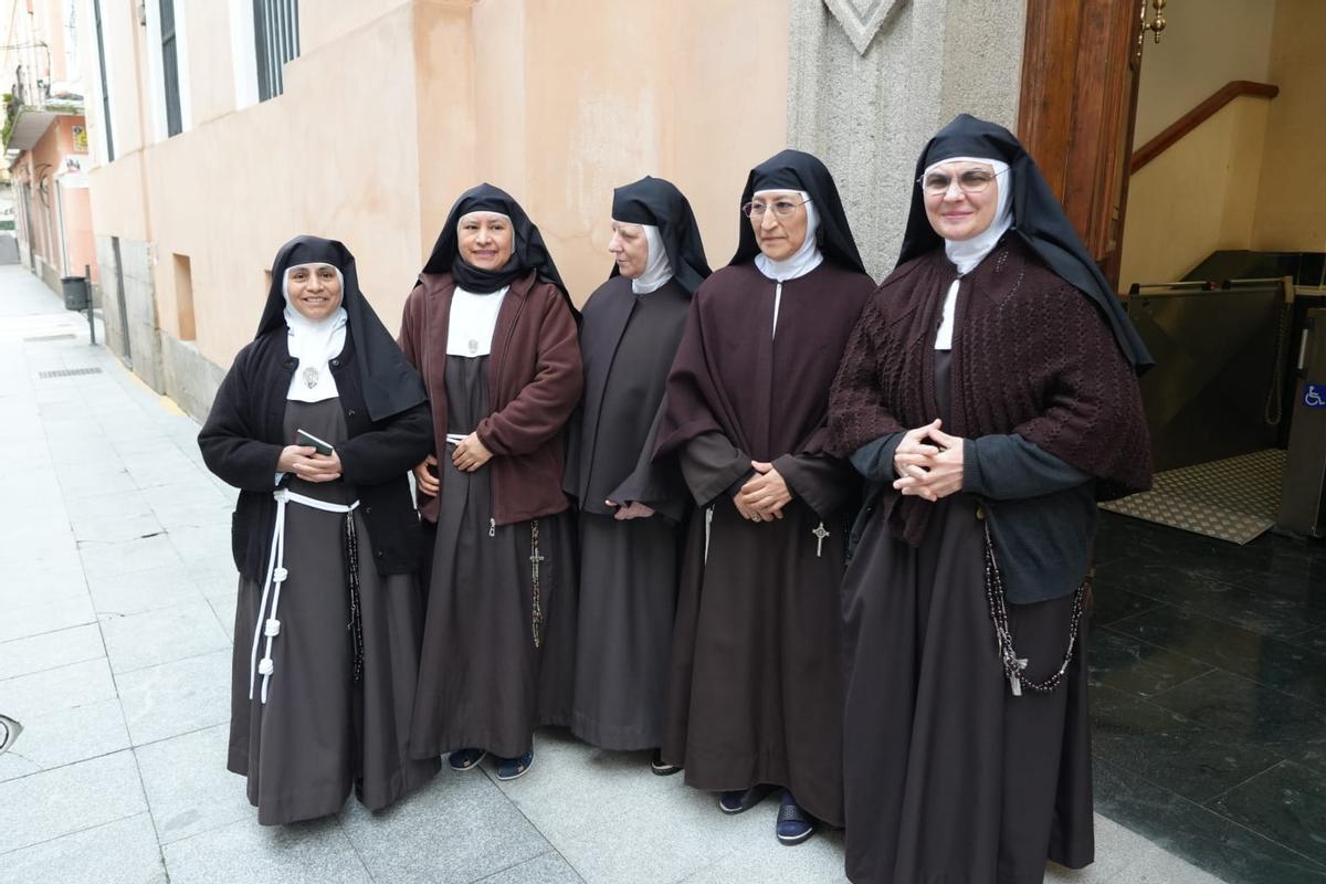 Las hermanas clarisas, a la salida del colegio electoral, este domingo.
