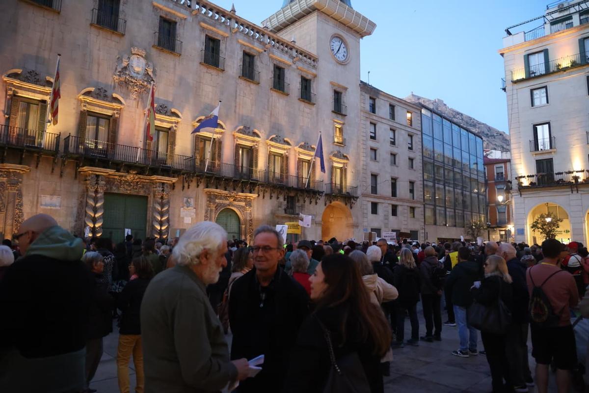 Protesta frente al Ayuntamiento de Alicante por las VPO