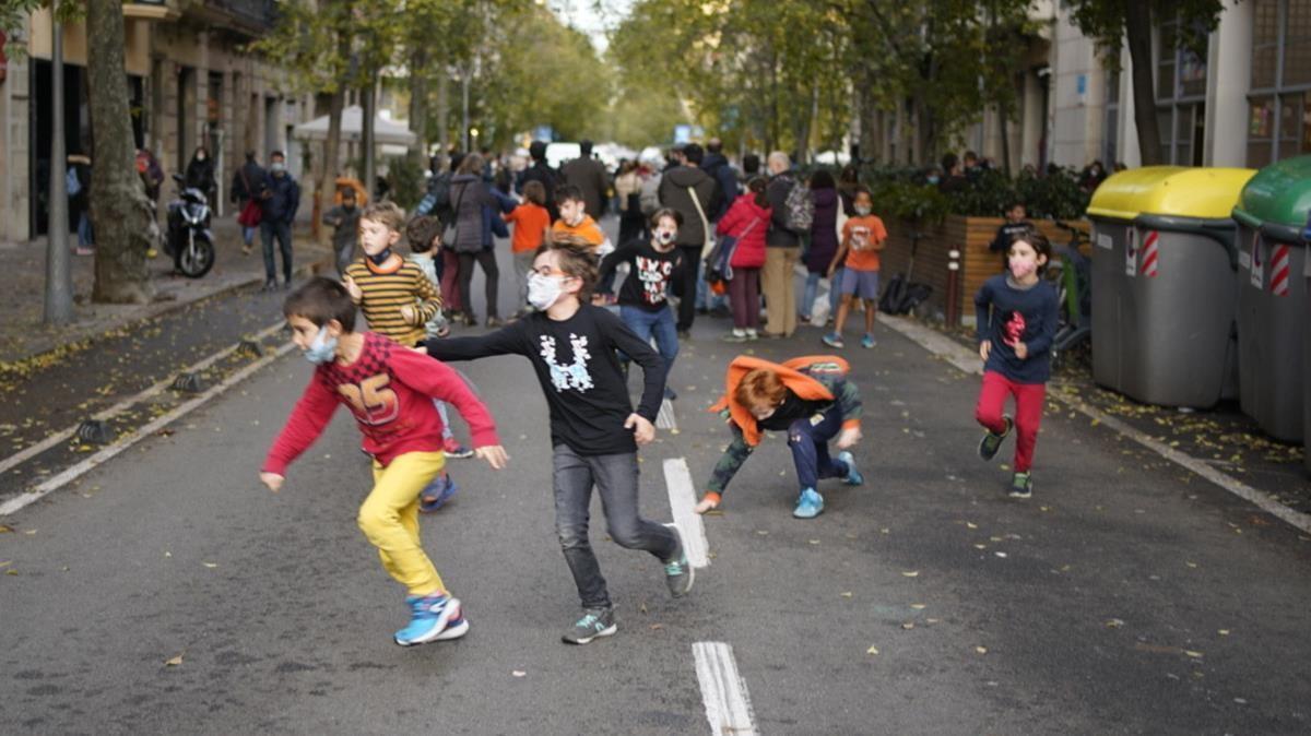 La calle de la Diputació, patio improvisado a la salida de la escuela