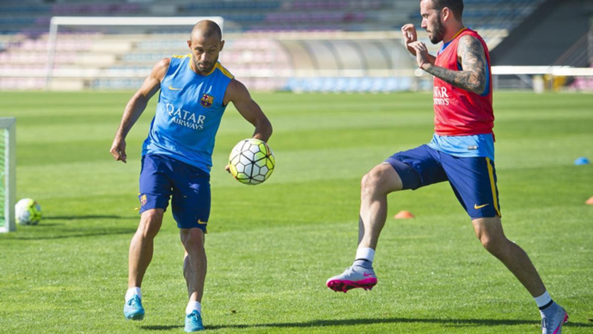 Javier Mascherano y Aleix Vidal durante un entrenamiento del FC Barcelona