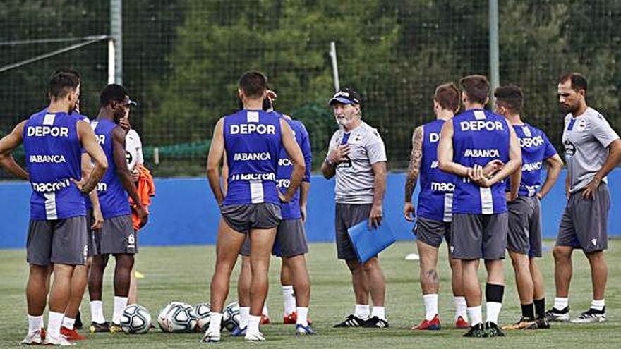 Juan Antonio Anquela, rodeado de futbolistas, durante un entrenamiento en Abegondo.