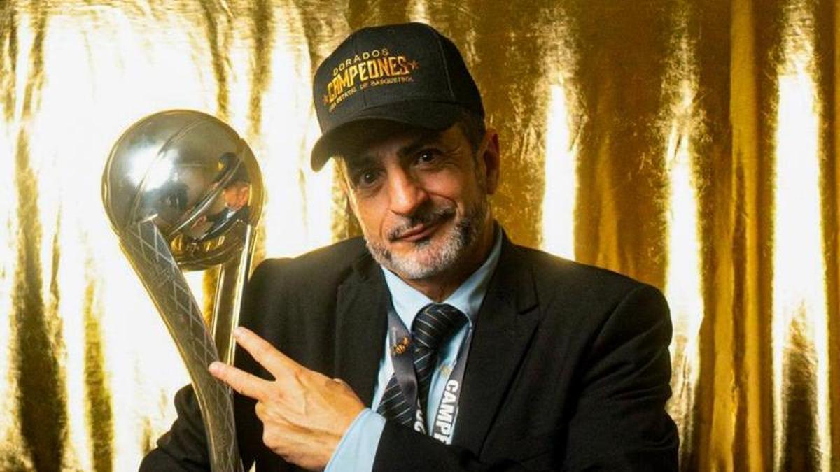 Maikel López posa con el trofeo de campeón de la LNBP.