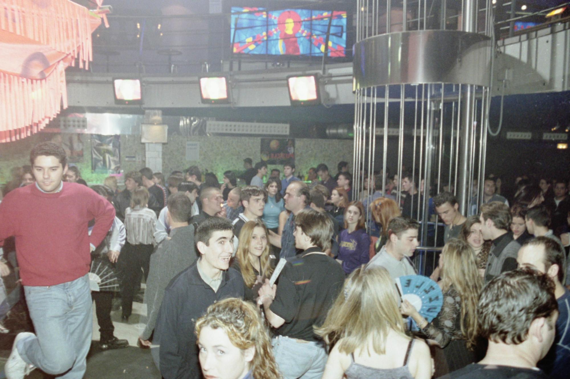 ¿Estuviste de fiesta en las discotecas de los años 90?: A ver si te encuentras en estas fotos