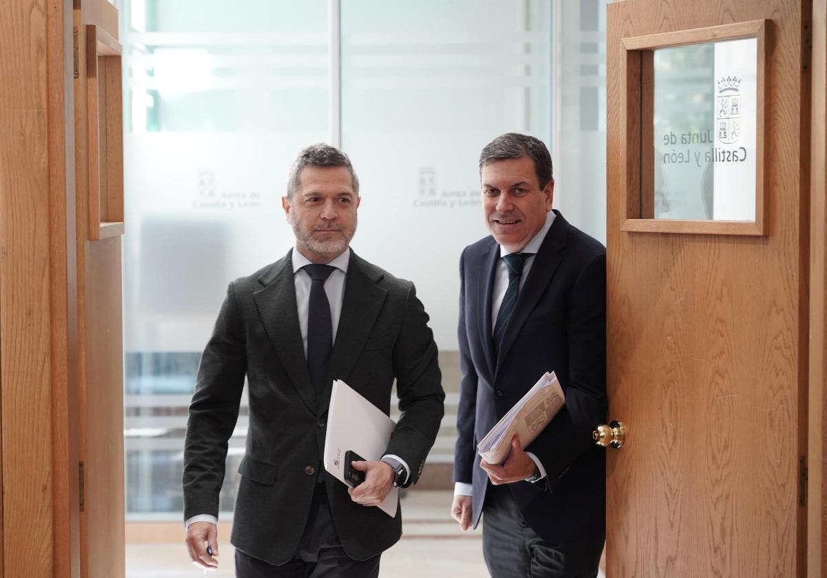 El consejero de Economía y Hacienda y portavoz, Carlos Fernández Carriedo, derecha, comparece en rueda de prensa posterior al Consejo de Gobierno.