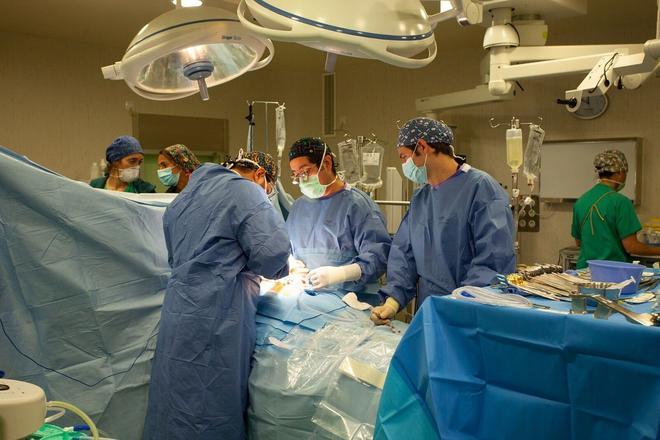 Andalucía contrata 117 capellanes en hospitales y Por Andalucía lo tacha de "prioridad equivocada" ante la "falta de sanitarios"