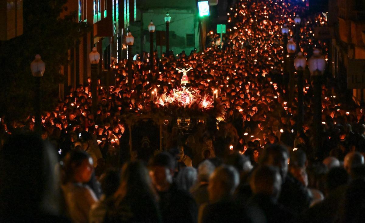 Procesión del Cristo de Zalamea en Elche, cuya imagen va acompañada de miles de fieles, en la noche del Jueves Santo.