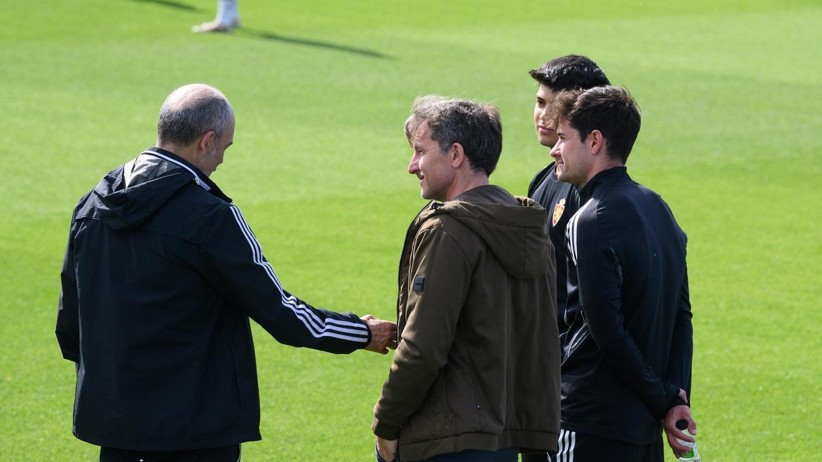 Javier Garcés y Lalo Arantegui dialogan en un entrenamiento.