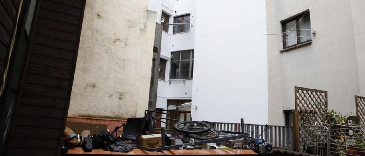 Patio interior lleno de basura y bártulos provenientes del edificio. | Ángel González