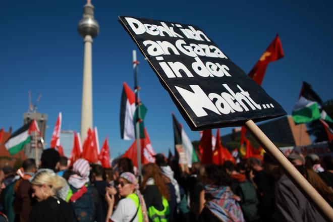 Participantes en la manifestación contra la actuación israelí en Gaza que ha tenido lugar este sábado en Berlín. EFE/EPA/Clemens Bilan