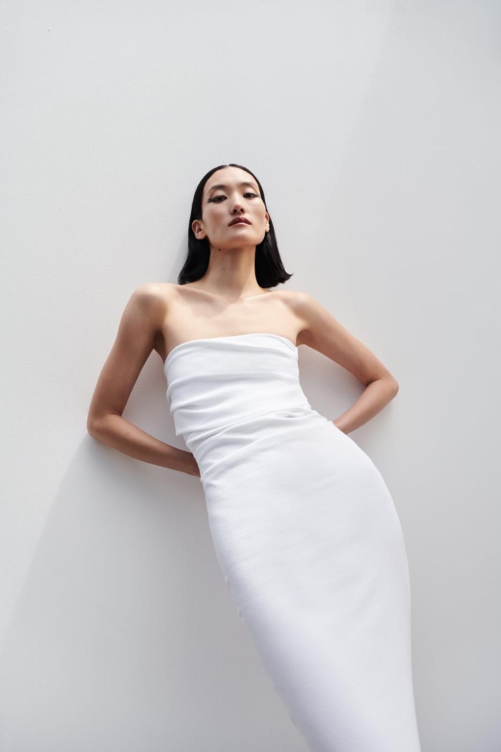 Vestido entallado con escote palabra de honor