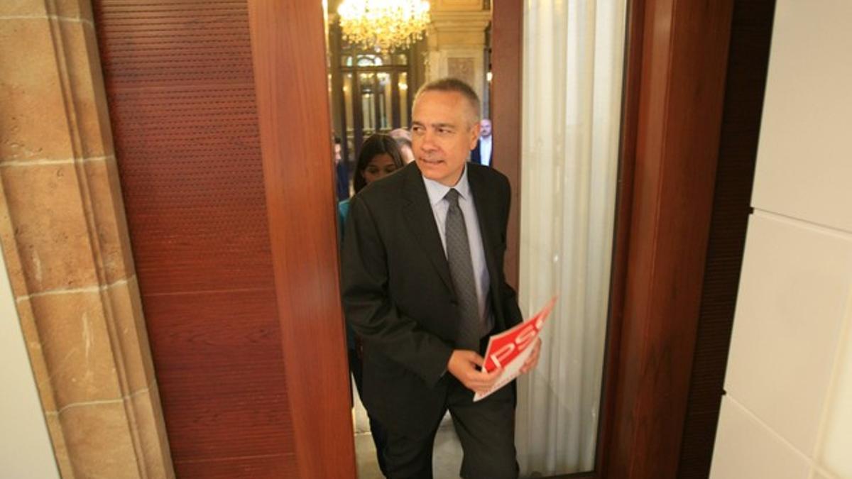 El primer secretario del PSC, Pere Navarro, entra en la sala de prensa del Parlament.