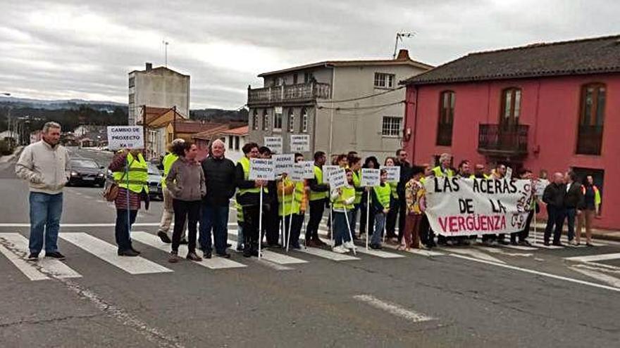 Vecinos, en una protesta contra el trazado .