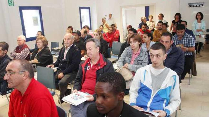 Integrantes de colectivos que trabajan con personas en riesgo de exclusión, reunidos ayer en Llaranes.